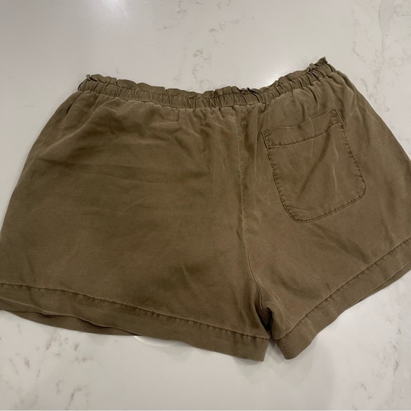 Cloth & Stone Women's Olive Cargo Shorts - Picture 12 of 14